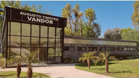 Frente de los Consultorios Externos Augusto Timoteo Vandor