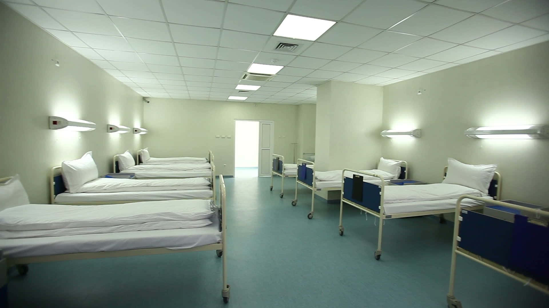 Sala de internación con camas hospitalarias